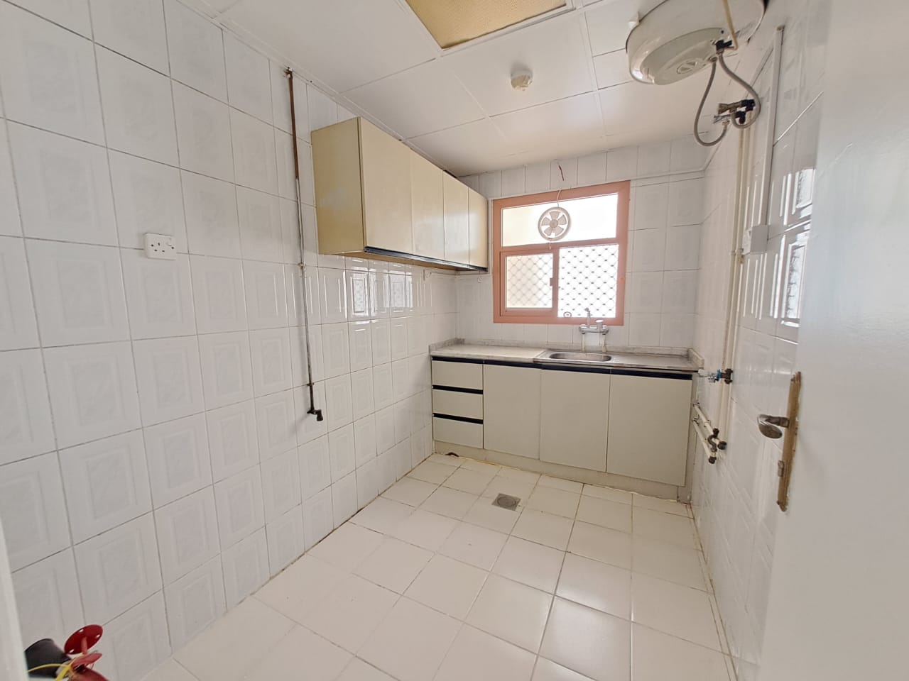 Spacious 1-BHK // Balcony // Window / Split AC // prime Location // for family // Ready to move