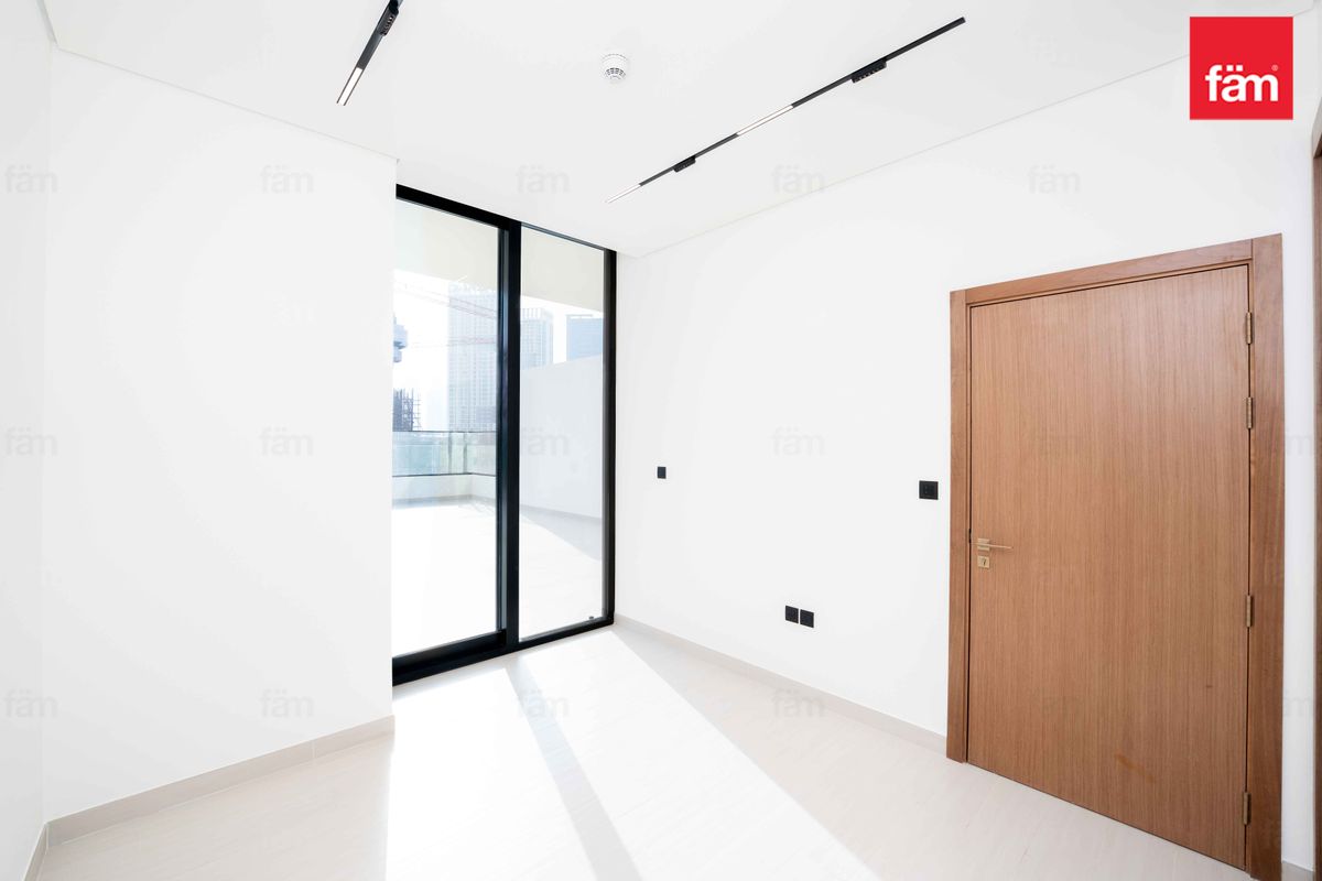 New | Canal Vew | Spacious Garden | Vacant
