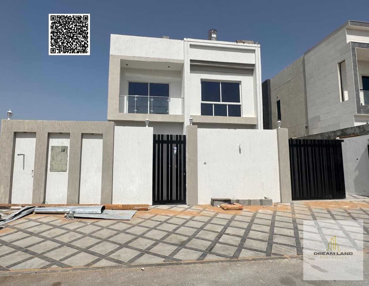 Own a villa with a spacious yard in Ajman, first tenant, freehold, super deluxe finishing, excellent location on Mohammed bin Zayed Road, at an excell