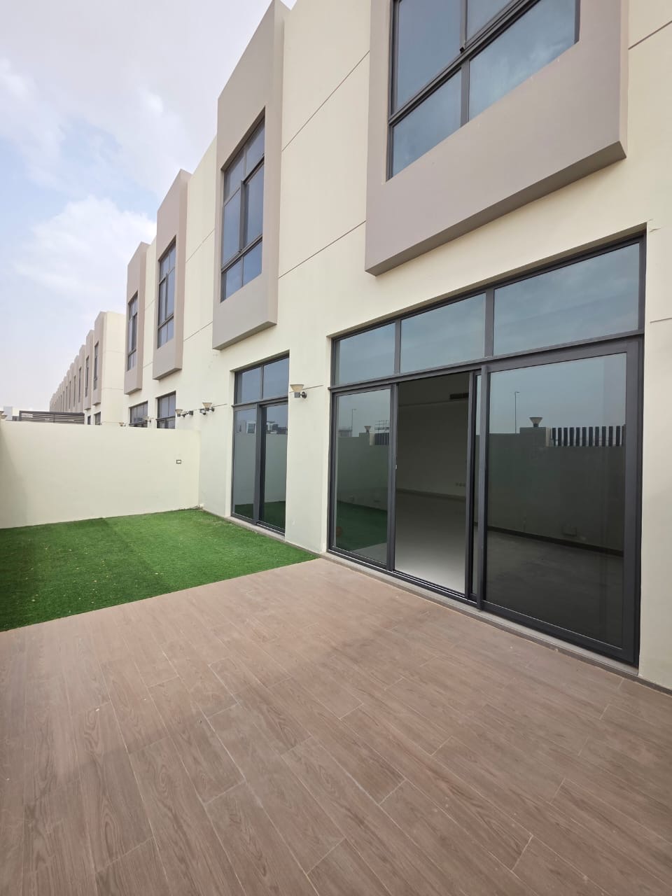 BRAND NEW VILLA 4bhk 6washroom maid room parking in Hoshi