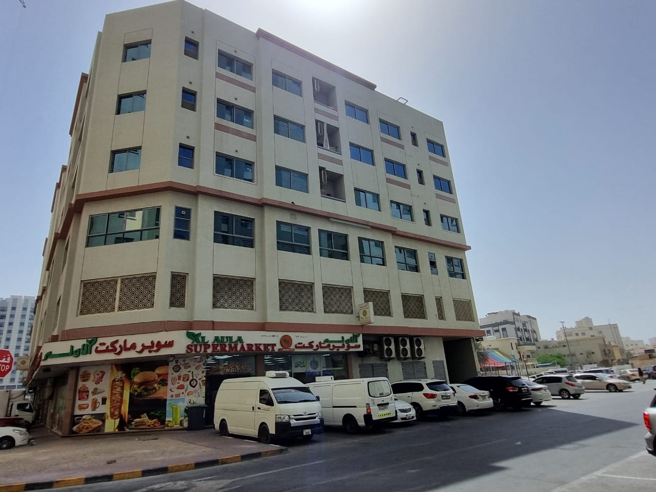 BUISSNESS CENTER OFFICES COMMIERCIAL SPACE 3000 SQRFT SHOROOM AVAILBLE FOR RENT GOOD FOR MEDICAL CENTER NURSERY INSTITUTE GAMES SHOP BANKS SNOOKERS