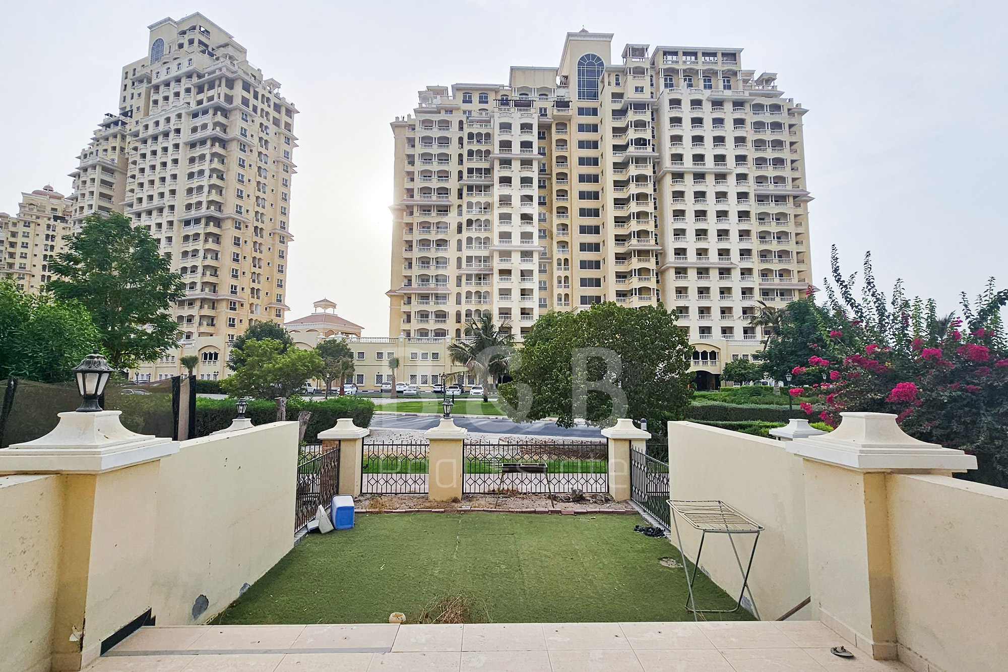 Next to the Pool - Amazing TC with nice Garden
