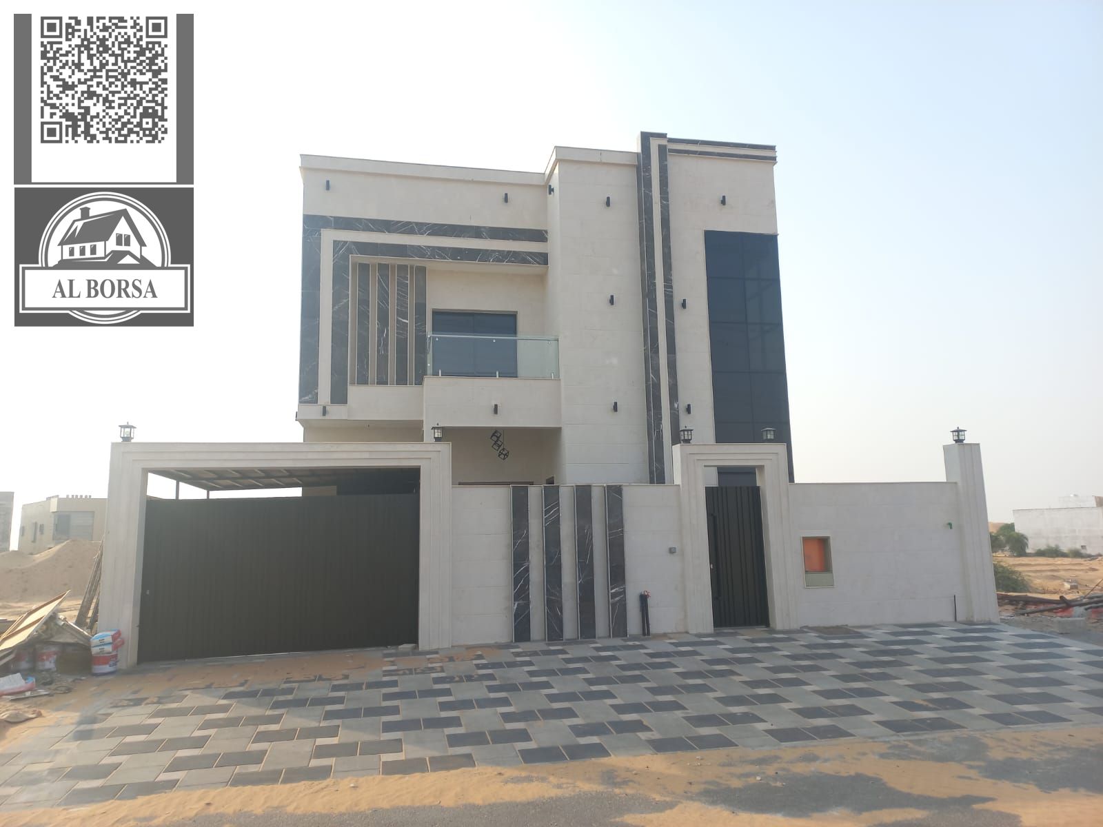 For sale, a villa in Al-Hilo, consisting of 5 rooms, a majlis, a hall, and a maid's room.