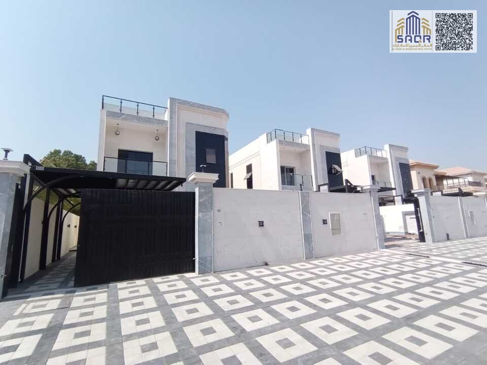 Modern villa with swimming pool, very special location / freehold for life / no service fees