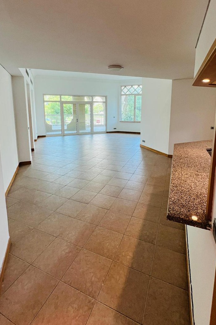 Great Location | Vacant | Beach access