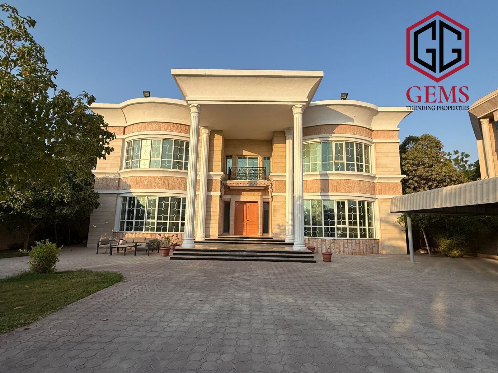 CORNER PLOT | EXCEPTIONAL PRIVACY | PRIVATE POOL
