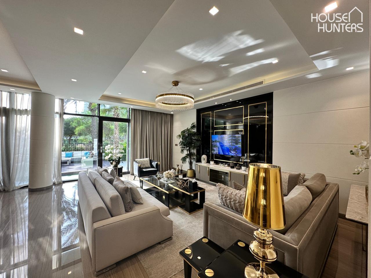 Exquisite 8-Bedroom Villa | Luxury Living
