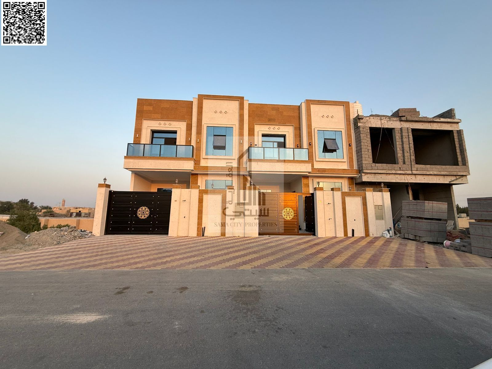 Villa for sale in Al Yasmeen area Features: • 5 master bedrooms • Majlis with bathroom • Living room with bathroom • Main kitchen • Maid's room • La