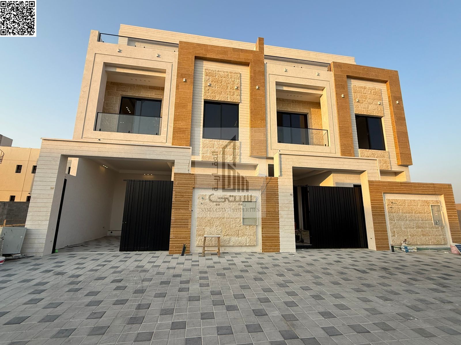 Villa for sale in Al Yasmeen area Features: • 5 master bedrooms • Majlis with bathroom • Living room with bathroom • Main kitchen • Maid's room • La