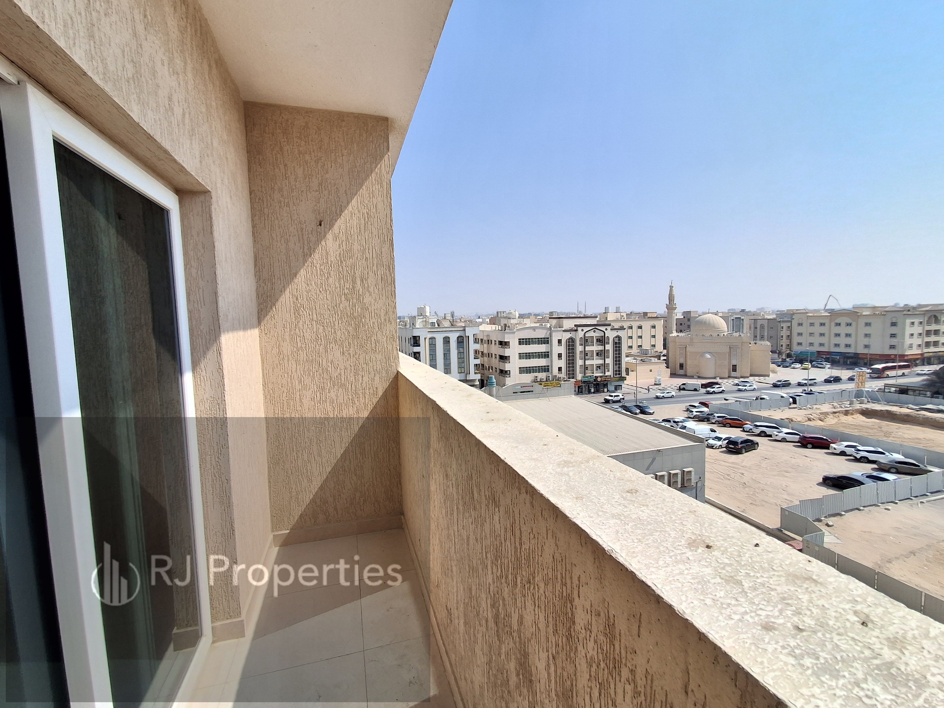 Brand new building - 1 BR apartment - balcony - close to bus stop - easy access for Dubai