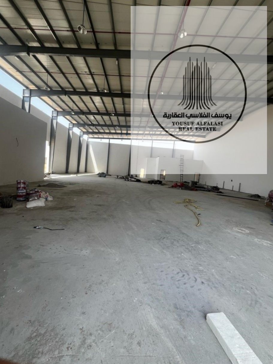 For rent at an excellent price, a 10,000 square foot warehouse with 200 kilowatt electricity, offices and workers’ rooms.