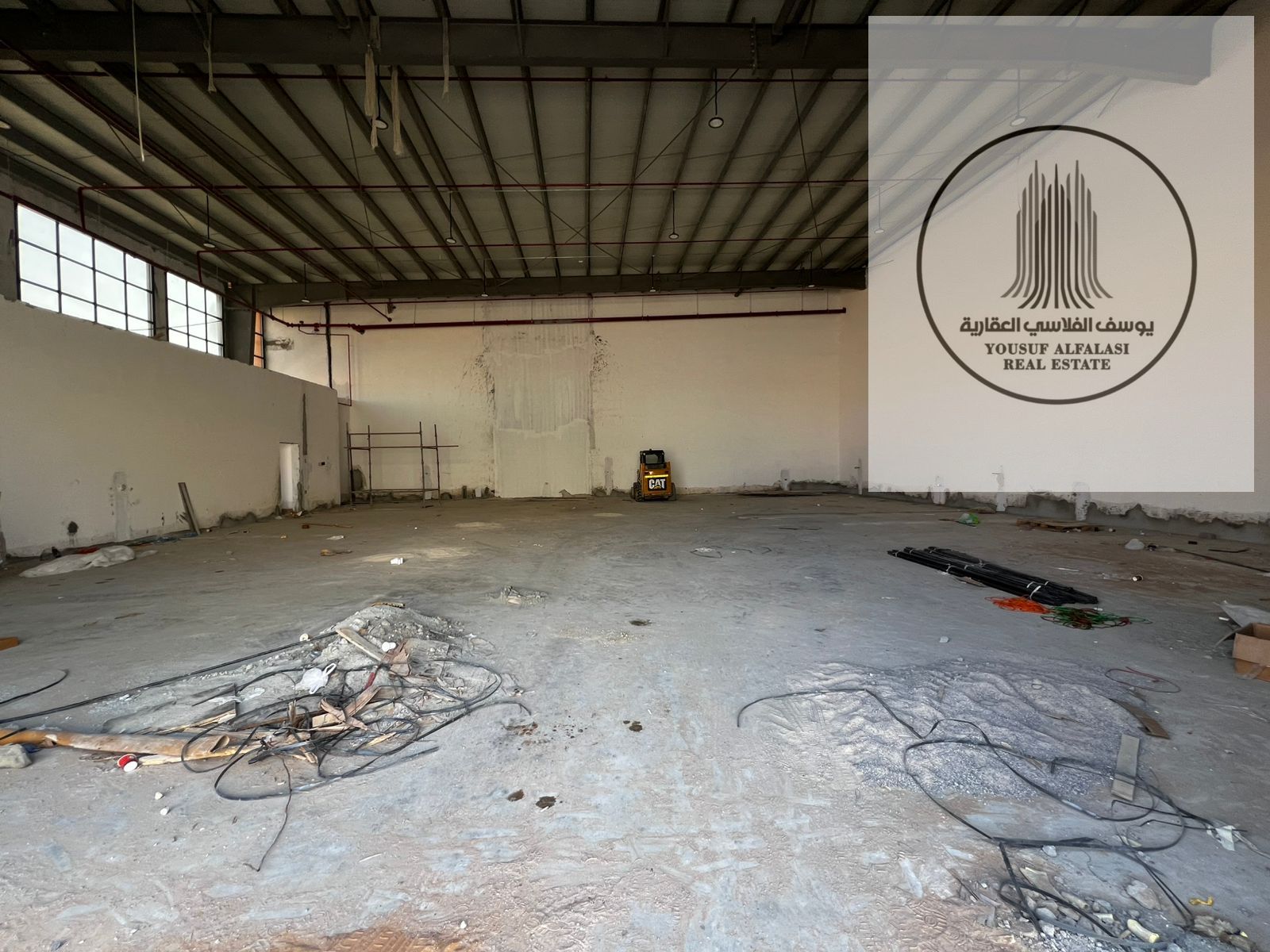 Showroom area of 7700 square feet, 70 kilowatt electricity, at an excellent price.