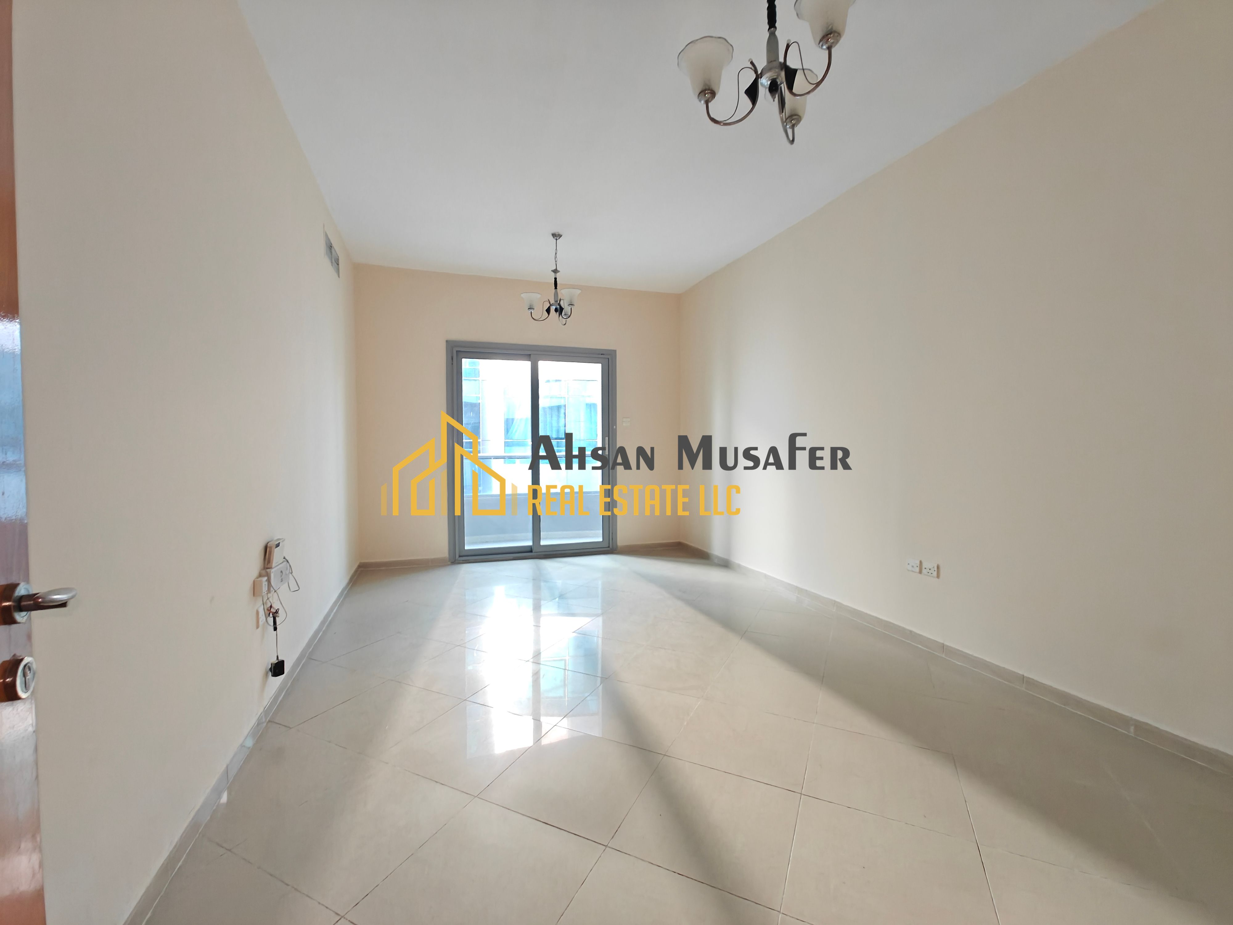 NO COMISSION//LAVISH 2BHK//BALCONY+SEPARATE HALL//2 WASHROOM//FLEXIBLE PAYMENT PLAN//SAHARA CENTER SAME LINE