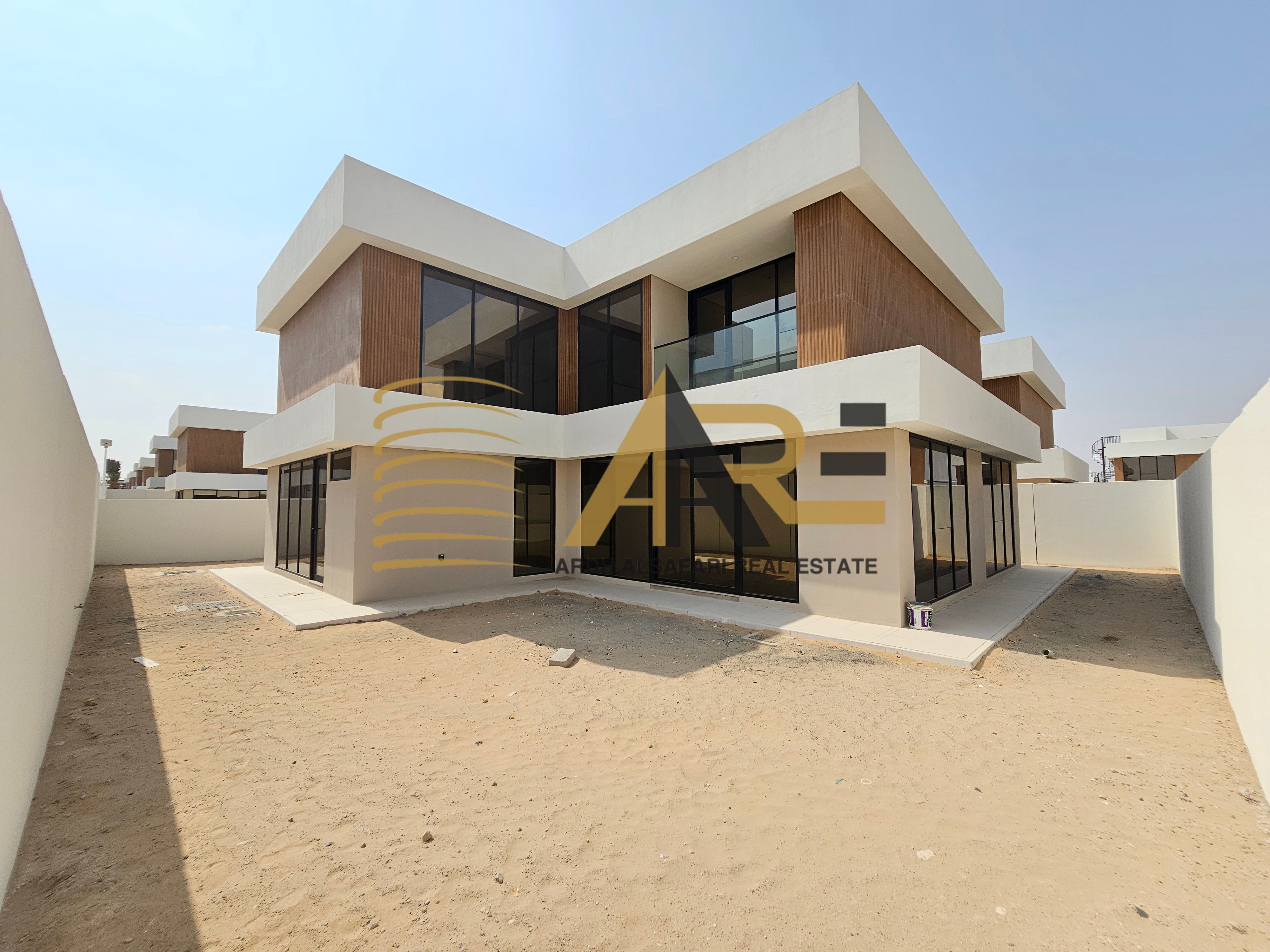 Brand new luxurious layout 4bed plus separate majlas villa 150k