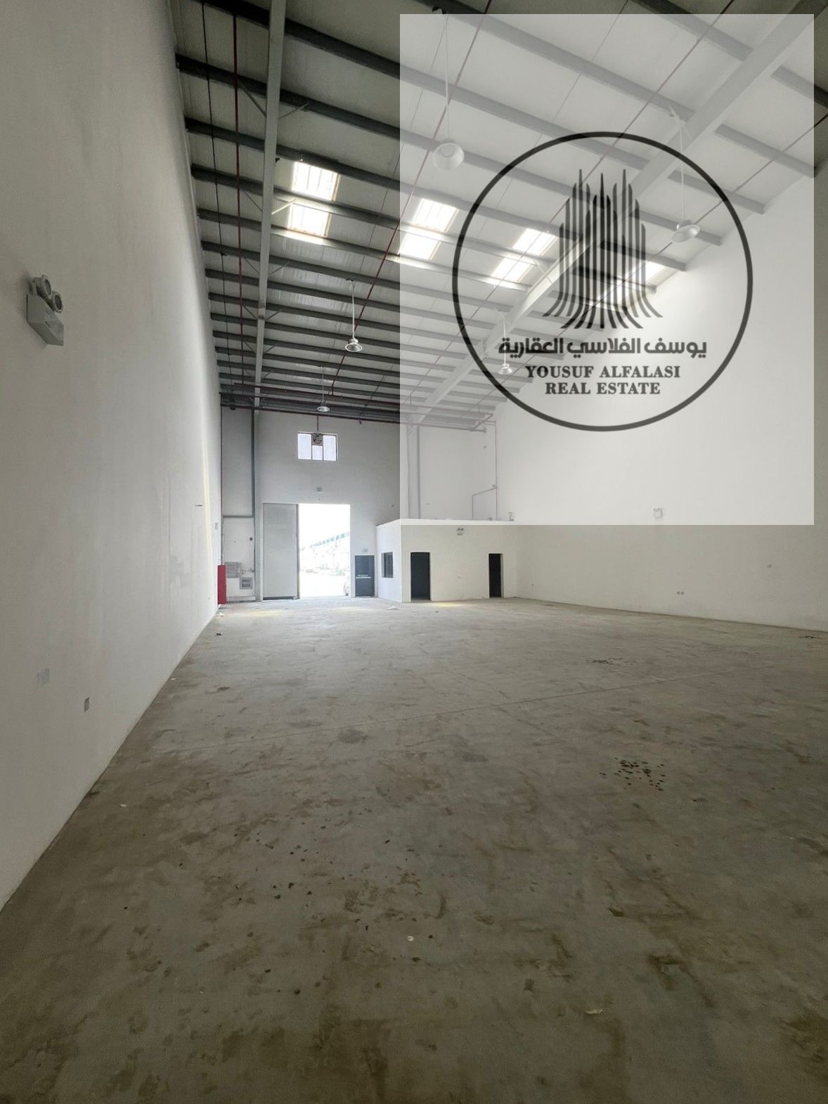 For rent at an excellent price, a warehouse of 10,943 square feet, with 60 kilowatt electricity, on a main street.