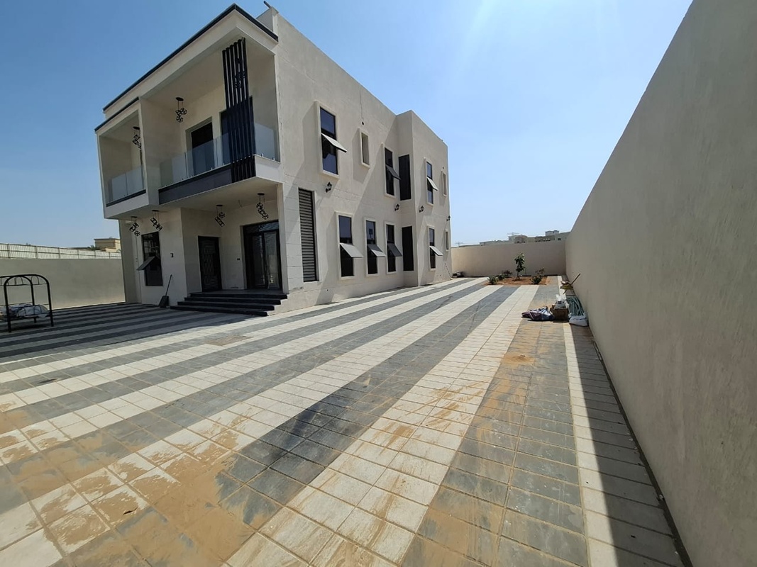 For sale, a villa with an area of 6,200 thousand, including air conditioners, at a very attractive price of 3 million, five master bedrooms, a maste