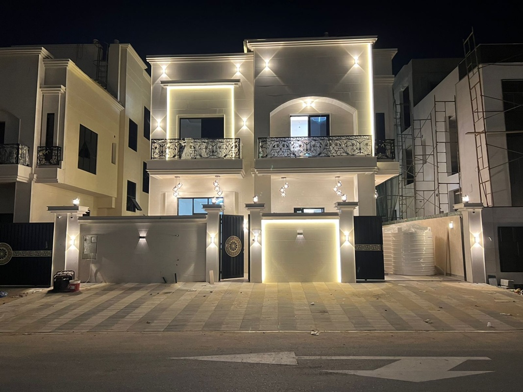 For sale, a modern villa with 6 rooms and a roof in the Al Helio 2 area, Ajman, super deluxe finishing, freehold for all nationalities, bank financing