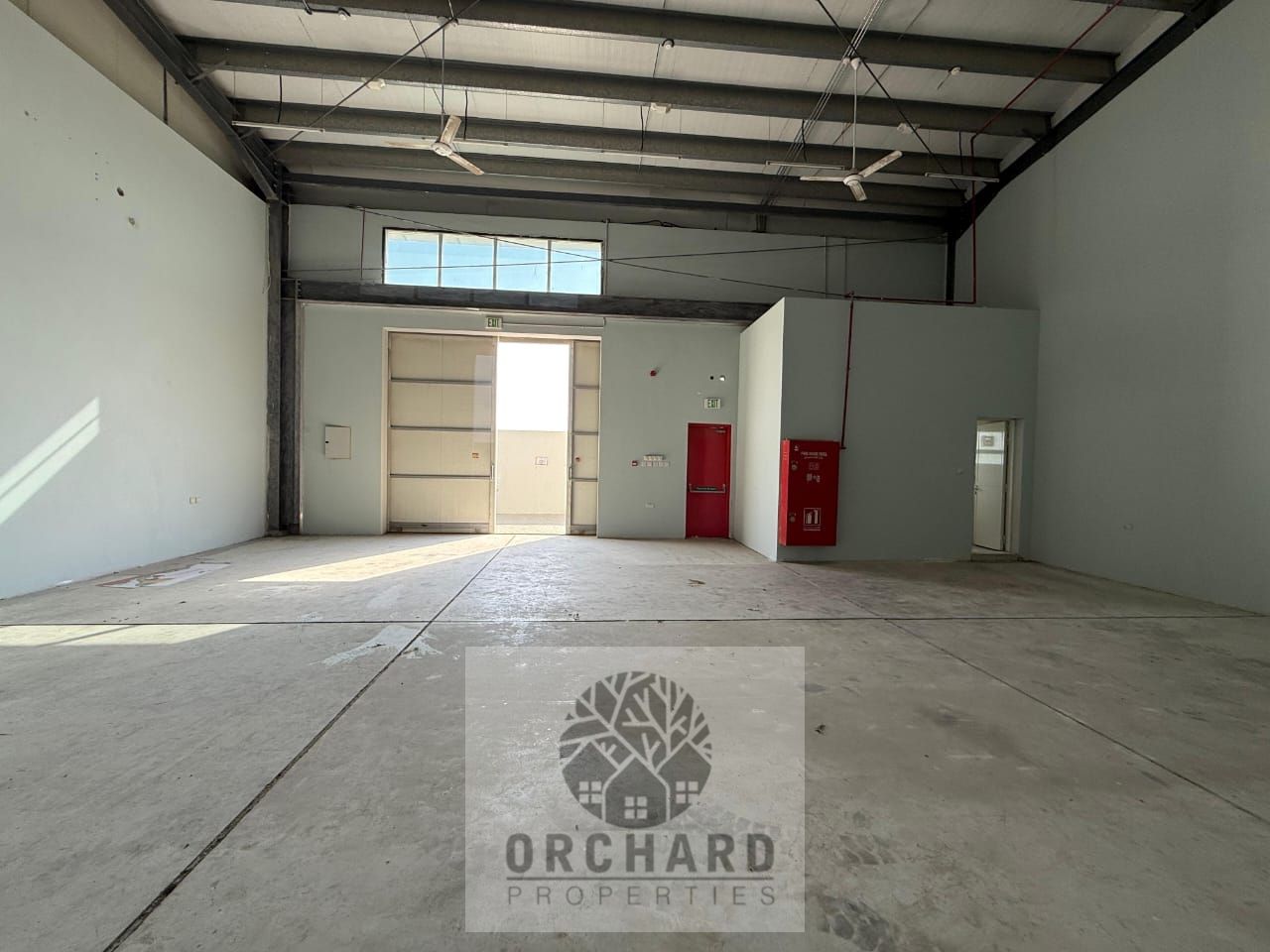 Good locatin on main road / Brand condition / 9 metter hight / Only storage /Attached washroom / 1000 sc ft / Rent 100,000 Aed