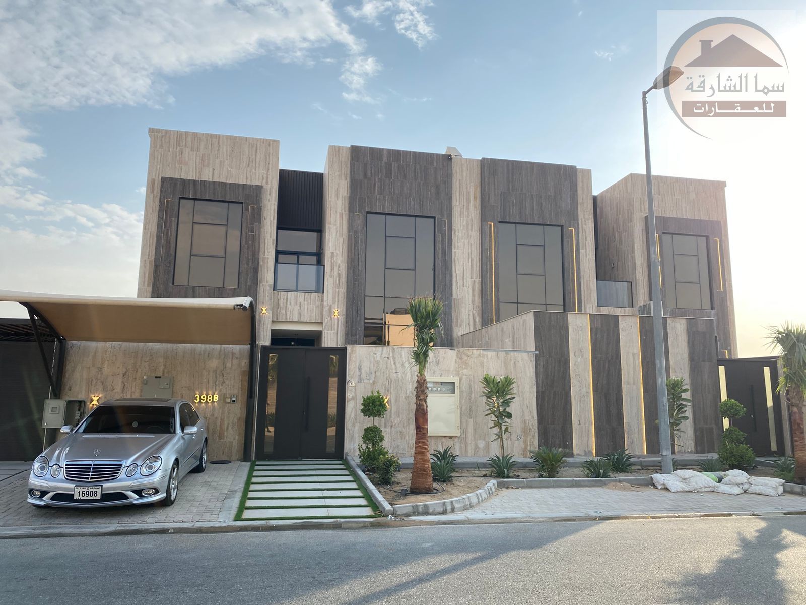 Luxurious twin villa with personalized finishes and at a reasonable price. Each villa consists of five master bedrooms. Each villa has its own private