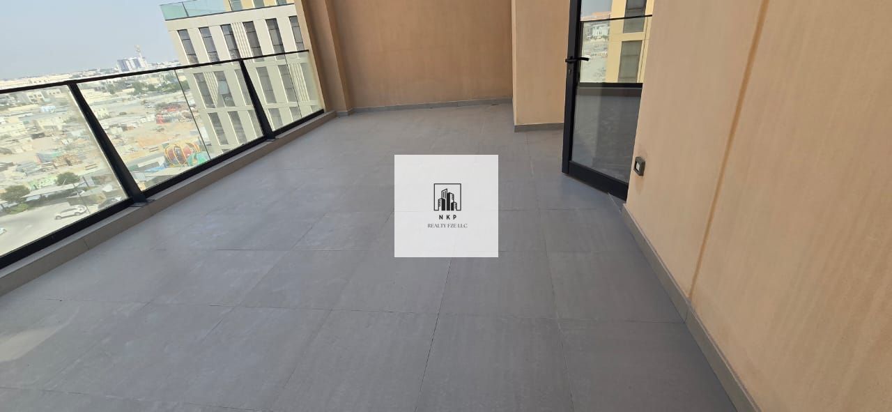 Spacious luxurious brand new studio apartment with huge size terice