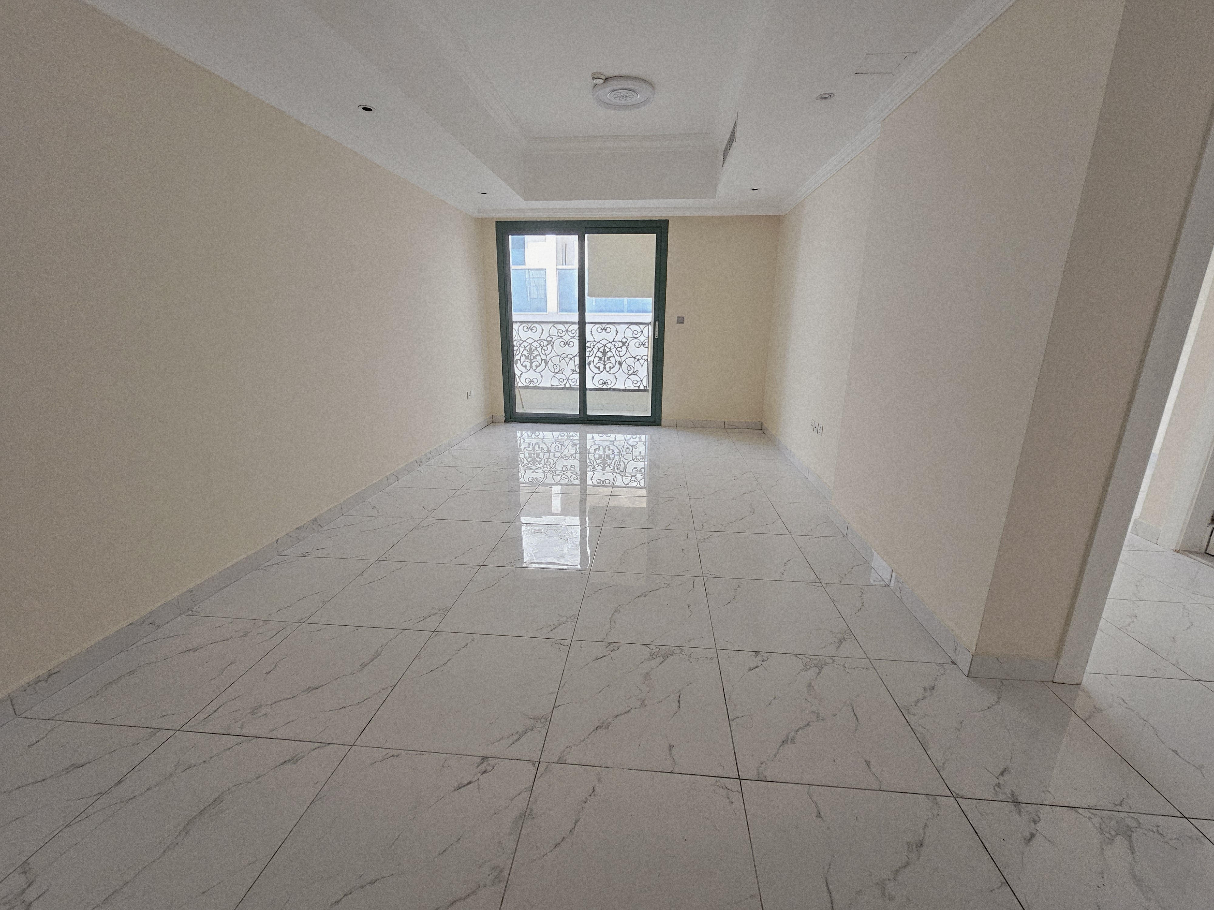 Like Brand New // Lavish 1bhk With 2 Washroom Balcony Near By Schol Zoon