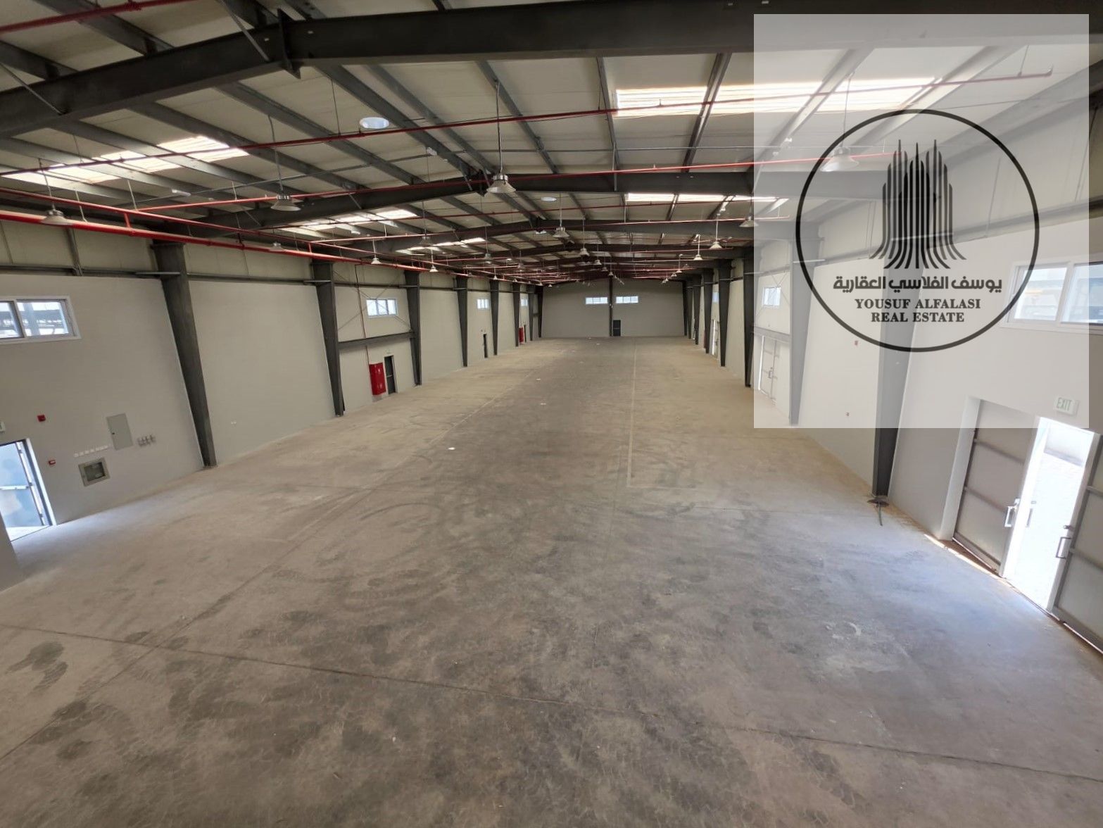 For rent at an excellent price, a 25,000 square foot warehouse with 260 kilowatt electricity, on a main street.