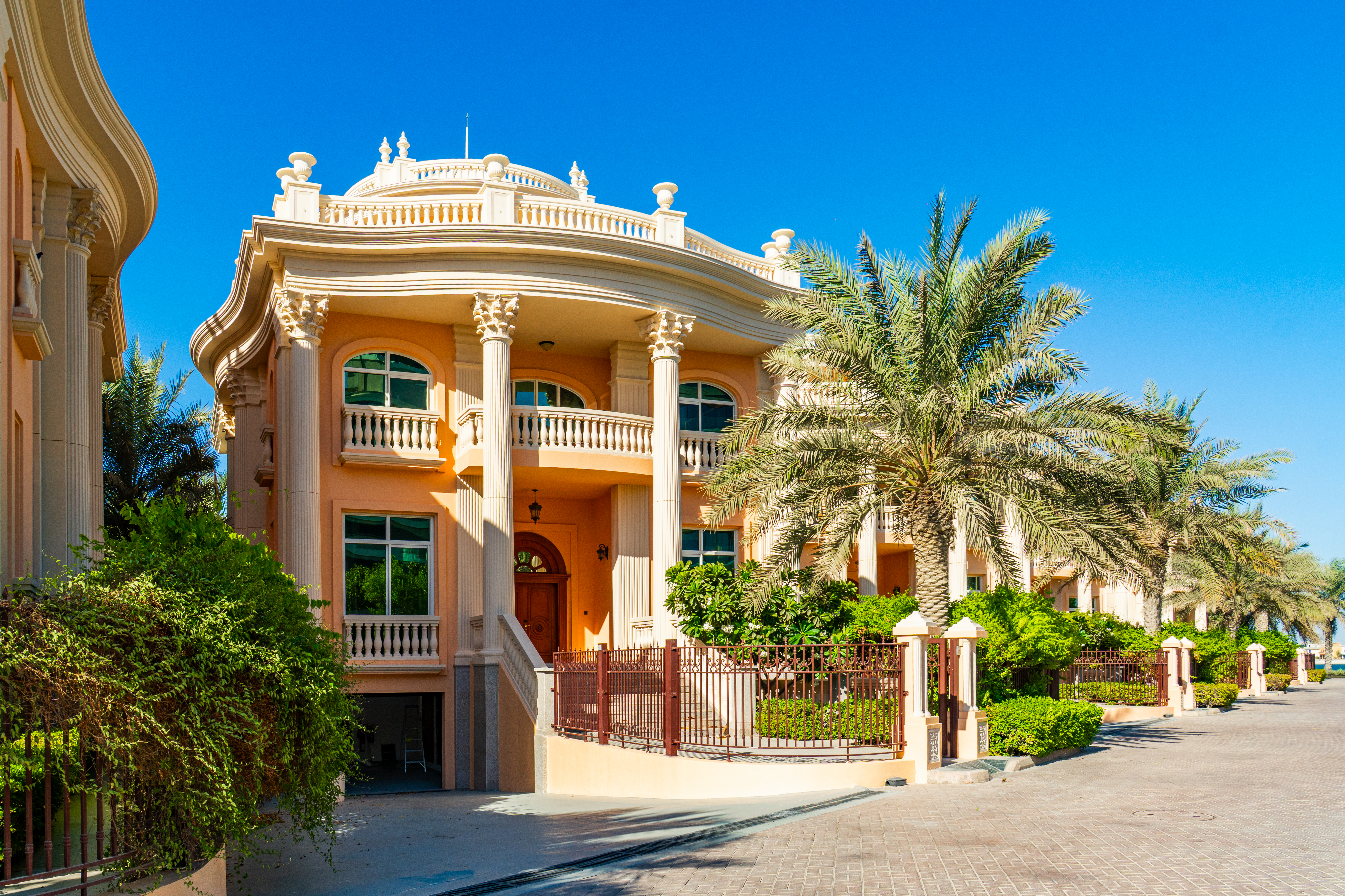 DIRECT BEACH ACCESS/RAFFLES HOTEL SERVICE