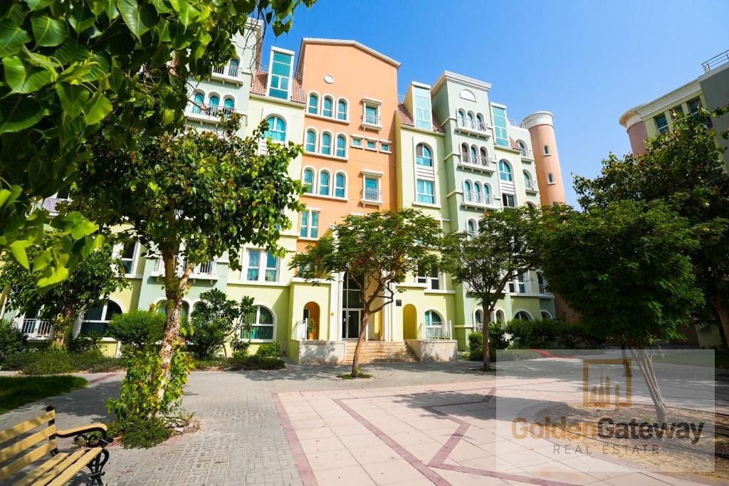 Spacious I Community View I Close to metro
