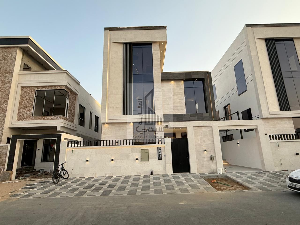 Villa for sale in Al Yasmeen area Features: • 5 master bedrooms • Majlis with bathroom • Living room with bathroom • Main kitchen • Maid's room • La