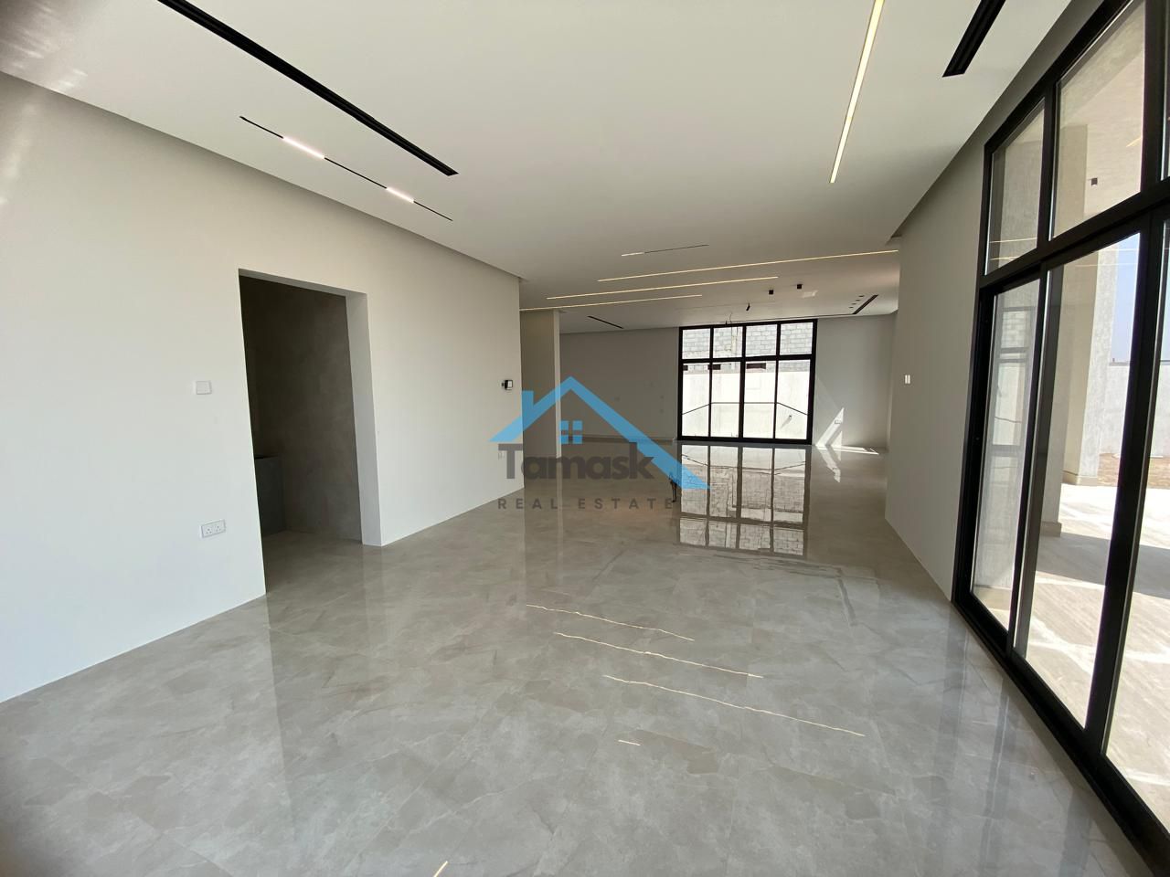 Two-story villa for rent in Al Awir 1, with 5 master bedrooms, maid's room, covered parking, and a large landscaped garden.