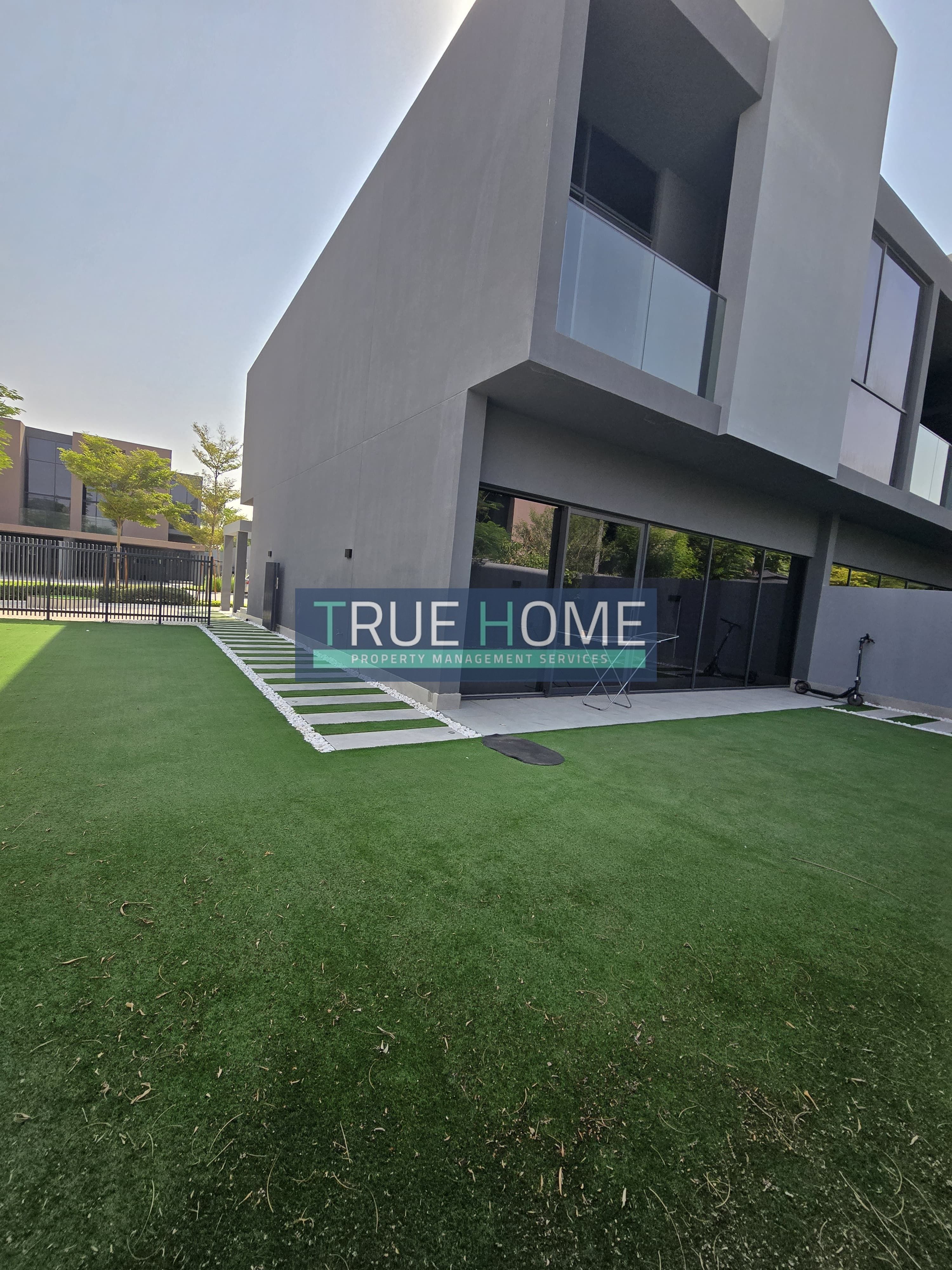 Big Plot Corner Townhouse \ Freehold \ Fully Paid