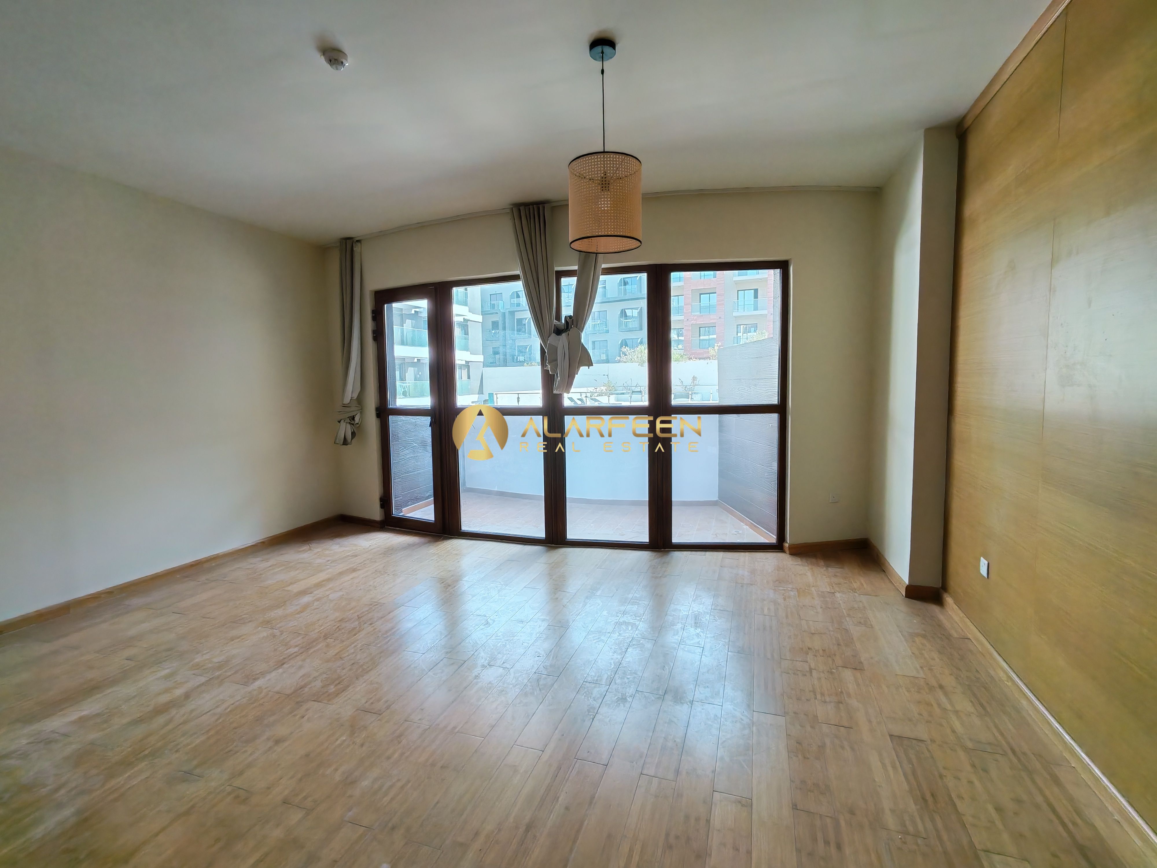 Pool View| Fitted Kitchen | Ready to Move In