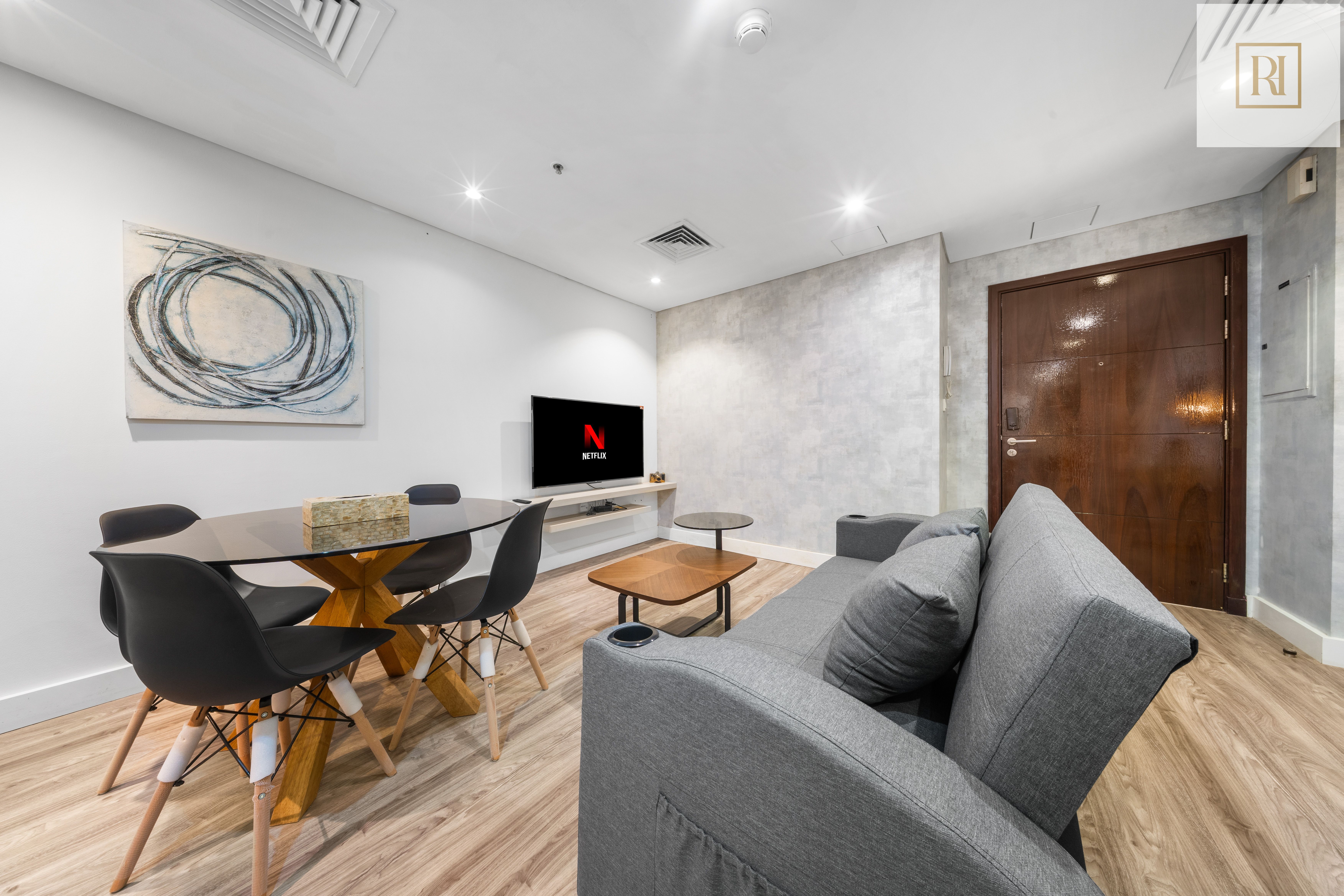 Prime Dubai Marina Spot — Beach, Dining & Leisure