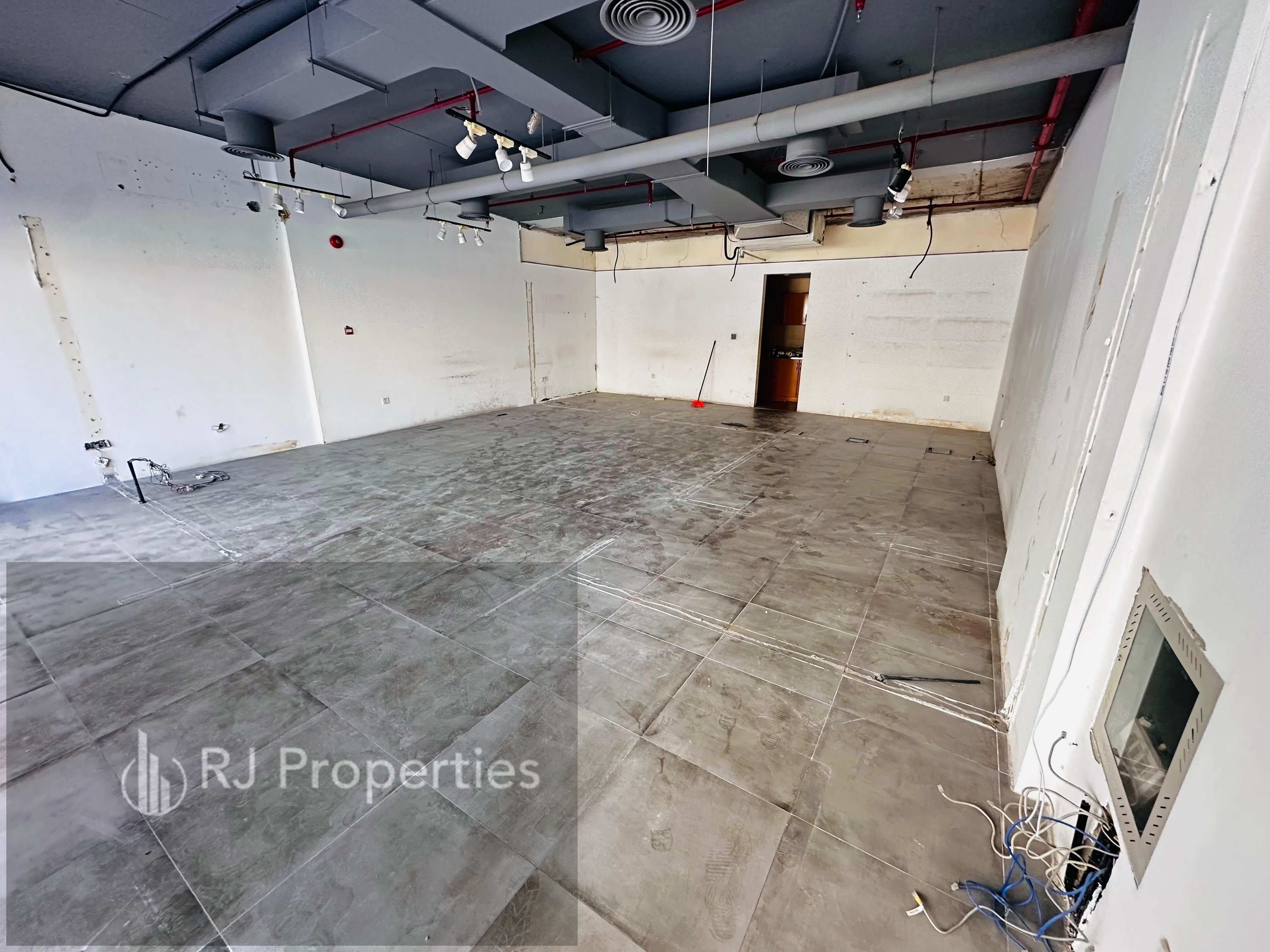 Bright Location Luxury Huje Spacious Corner Shop Good location for Business