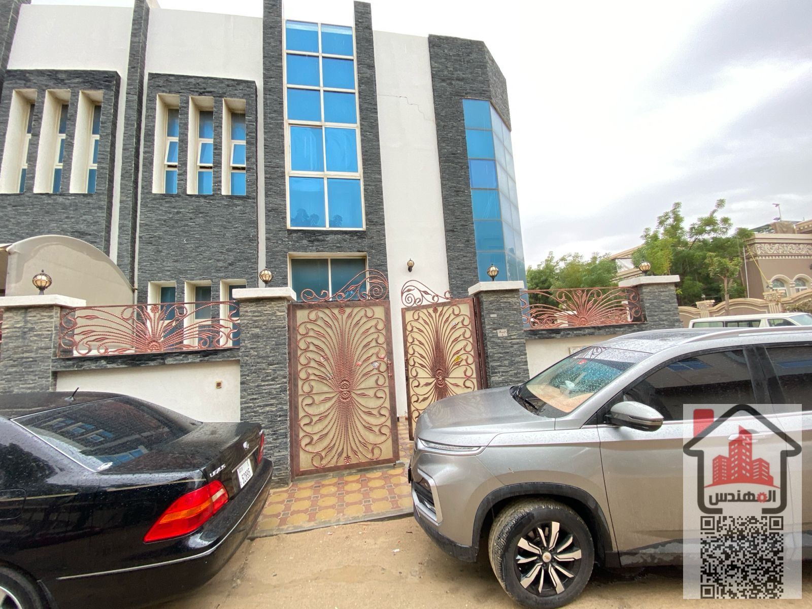 Villa for rent in Ajman, Al Mowaihat area Townhouse Corner of two streets Two floors and a roof 4 bedrooms and a hall Maid's room on the roof With air conditioning Ask for 80,000 dirhams