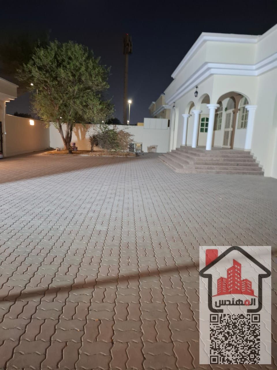 For rent a villa in Ajman, Al Jurf area, a very distinguished location, very close to Sheikh Zayed Mosque / It consists of / a one-story villa / 4 rooms, a hall and a council / an annex room + a maid's room + a kitchen with a large yard / With air conditi