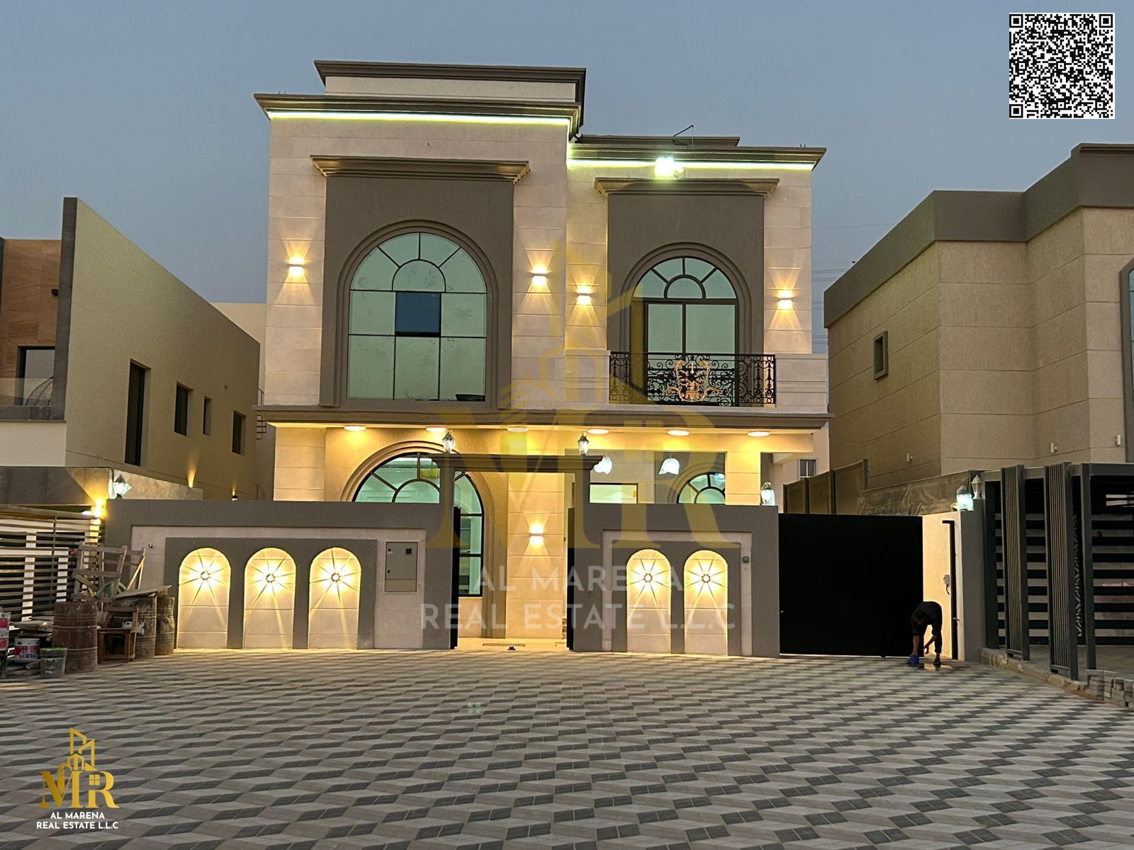 At a bargain price, including registration fees, freehold, consisting of 7 rooms, ground floor, first floor and roof, freehold for all nationalities,
