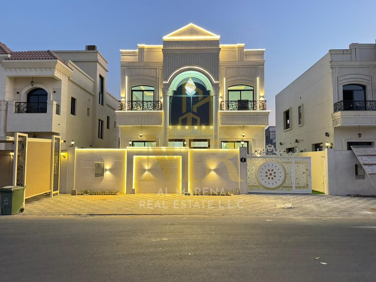 A villa directly from the owner, with personal finishing, on a main street, close to all services. Freehold for all nationalities and without a down p