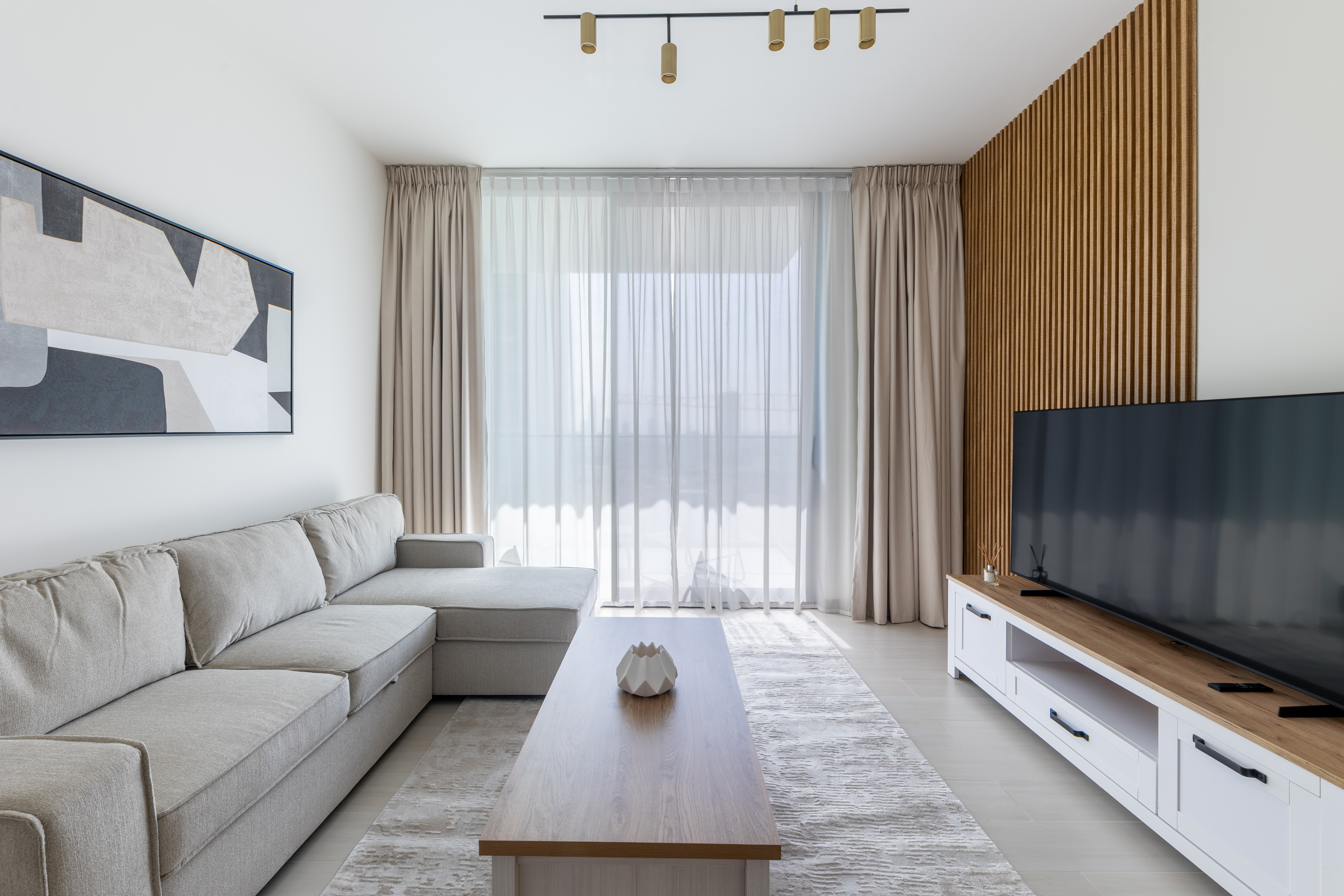 Modern 1BR Apartment with City View