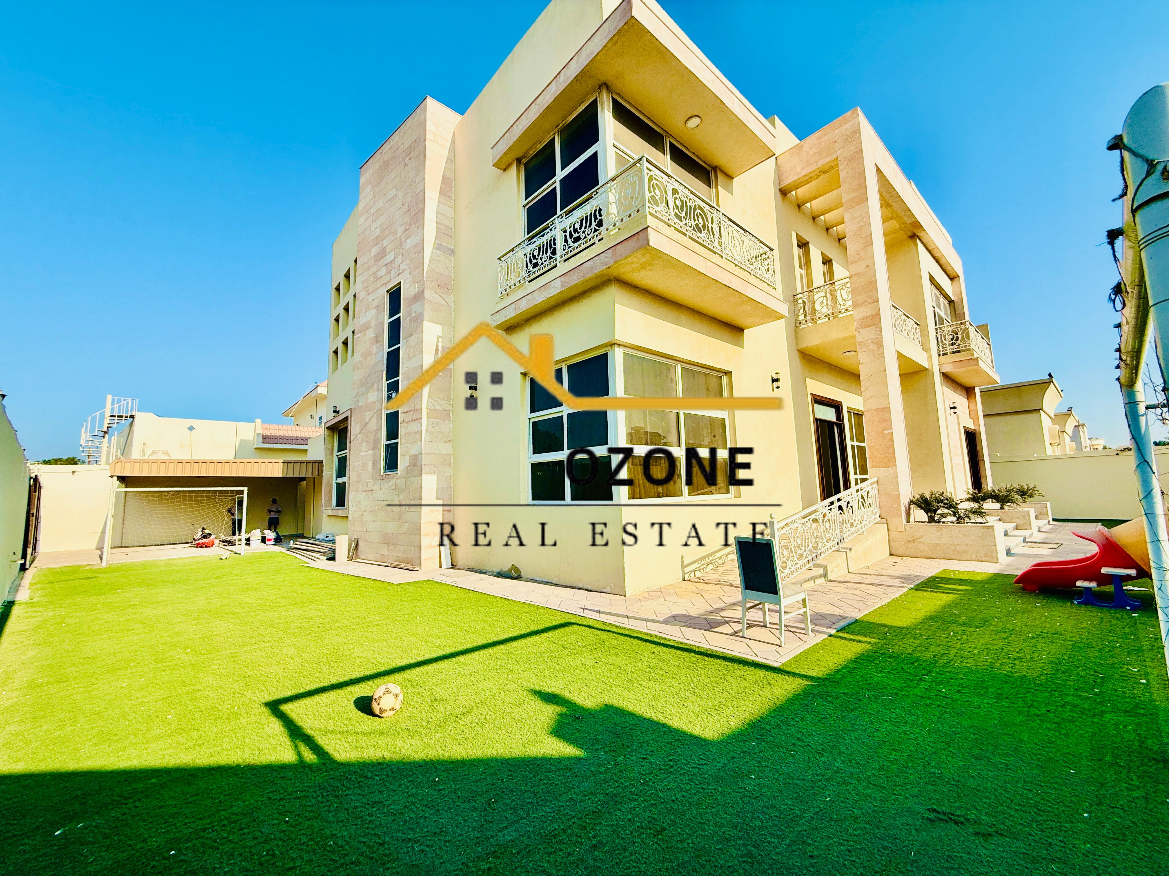 Corner unit Luxurious huge size 5 bedroom independent villa with majlis maid room playing area