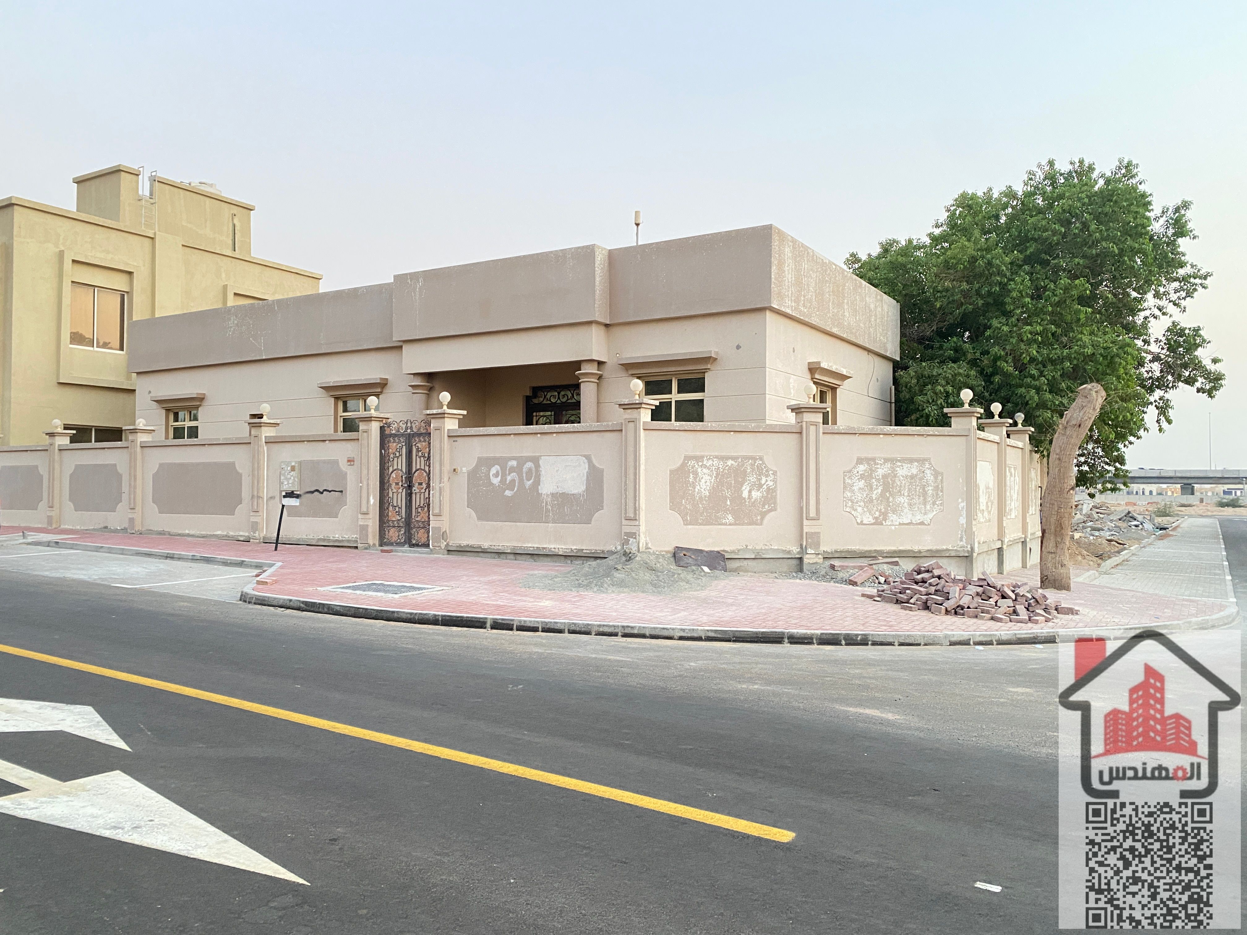 Villa for rent in Ajman, Al Hamidiya area Corner of two streets With air conditioners 3 bedrooms, a living room and a living room 75 thousand dirhams are required