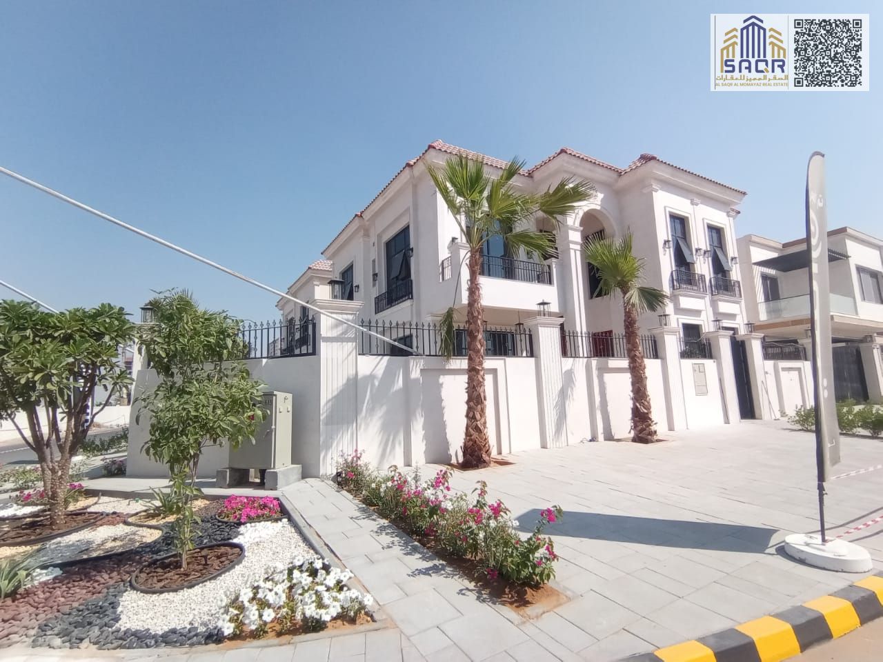 A miniature palace on the corner of two streets, ready to move in, with a swimming pool / behind the garden and services directly / freehold