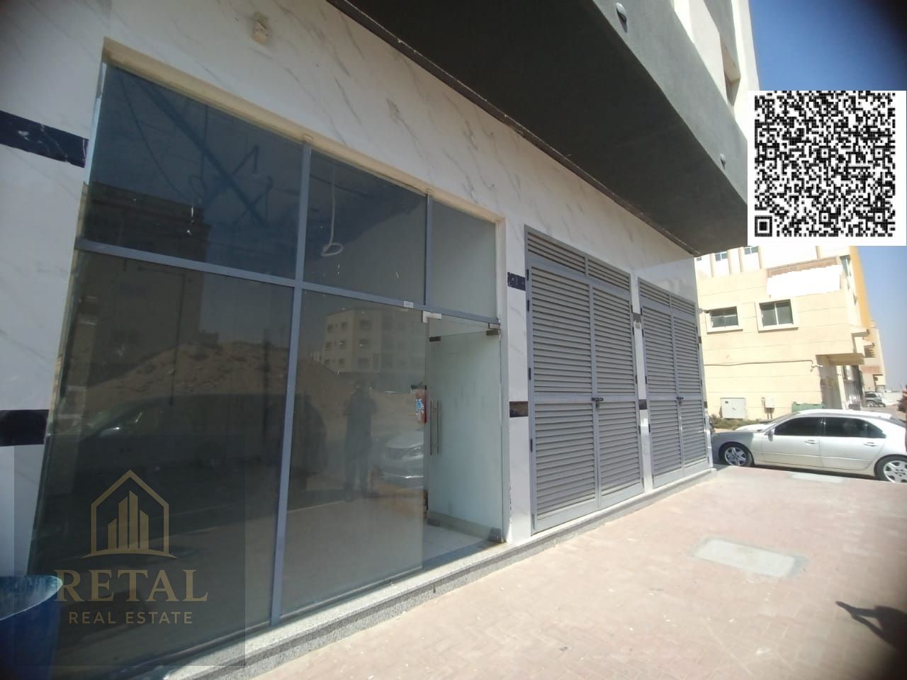 Shop for rent with a glass facade, good for all activities.