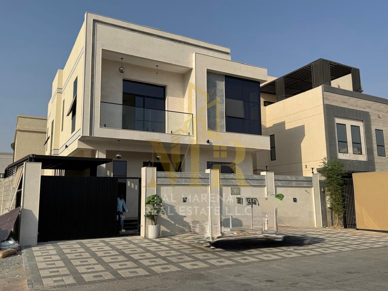 At a bargain price with a swimming pool and excellent finishes, including registration and ownership fees