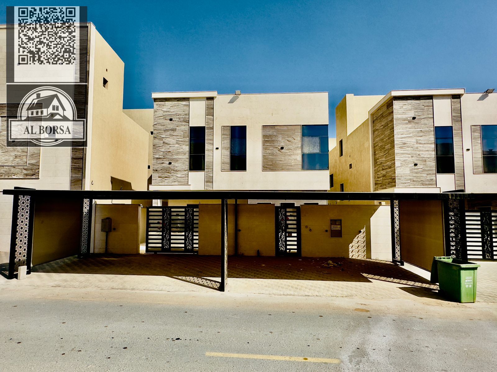 For rent, a distinctive villa with super deluxe finishing, Ajman Al-Haylo 2 - 5 master bedrooms - a council - a hall - a roof - a wide setback in fron