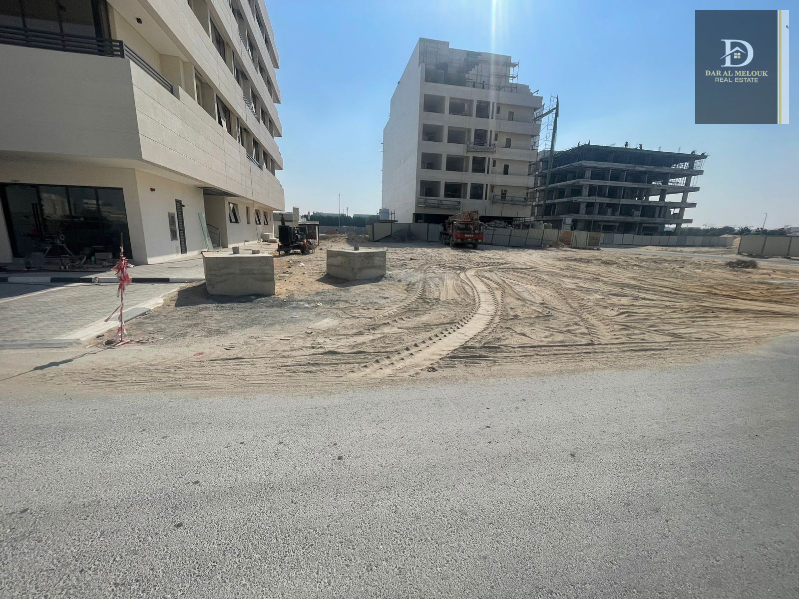 For sale in Sharjah Muwailih Commercial Area (Al Falah Camp) Commercial/residential plot with an area of 5,274 square feet, in a prime location on