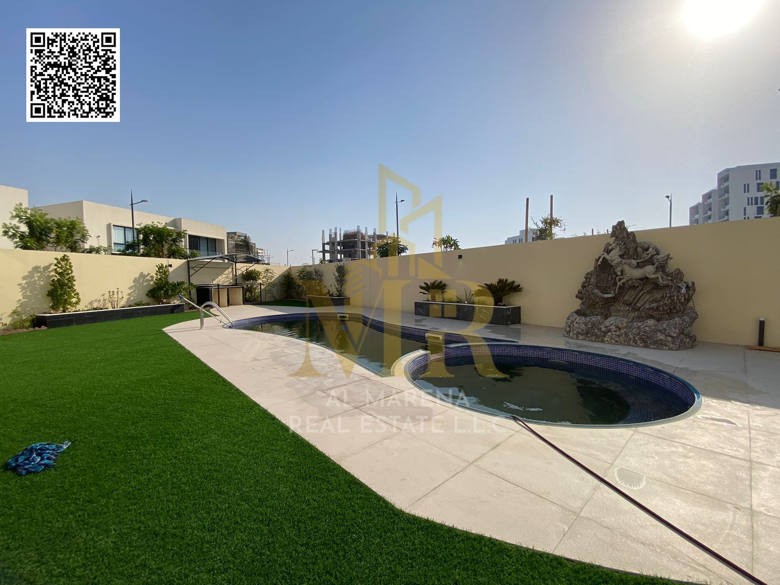 Luxurious villa for rent in Al Zorah! Four master bedrooms, a spacious living room, a back garden, a swimming pool, and a jacuzzi. Comfort and eleganc