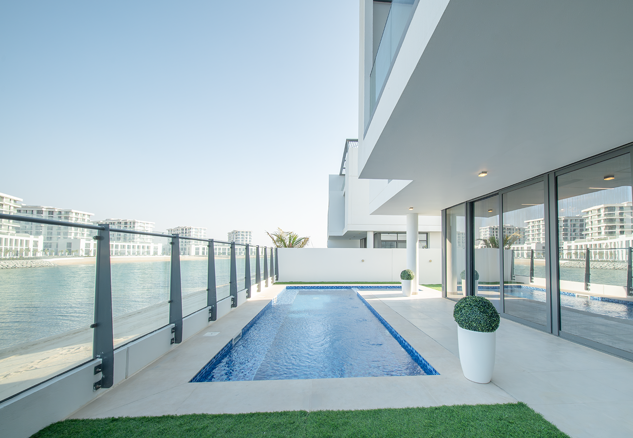 Luxury Villa overlooking sea with private pool