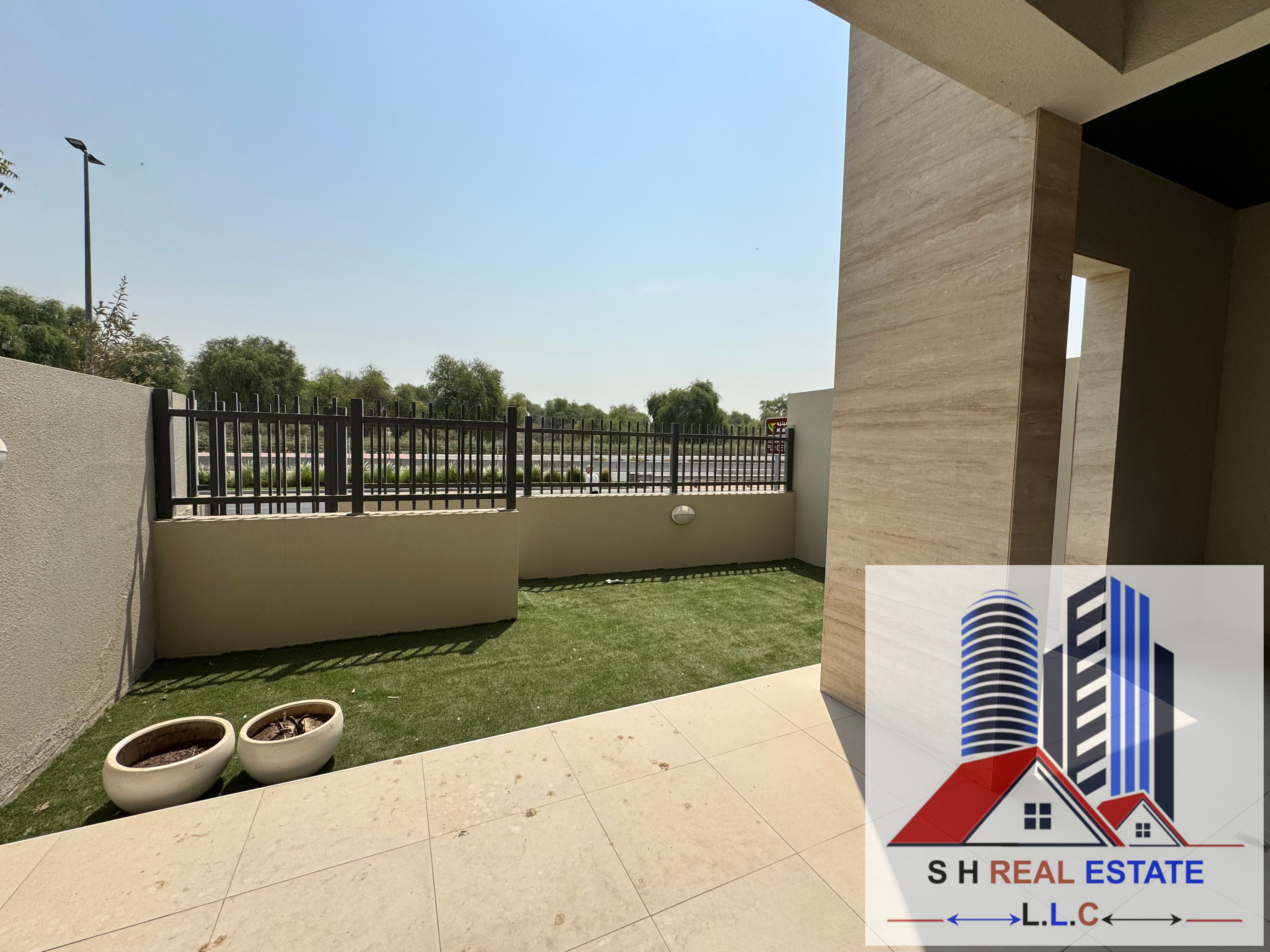 SPACIOUS APARTMENT PARK SIDE VIEW