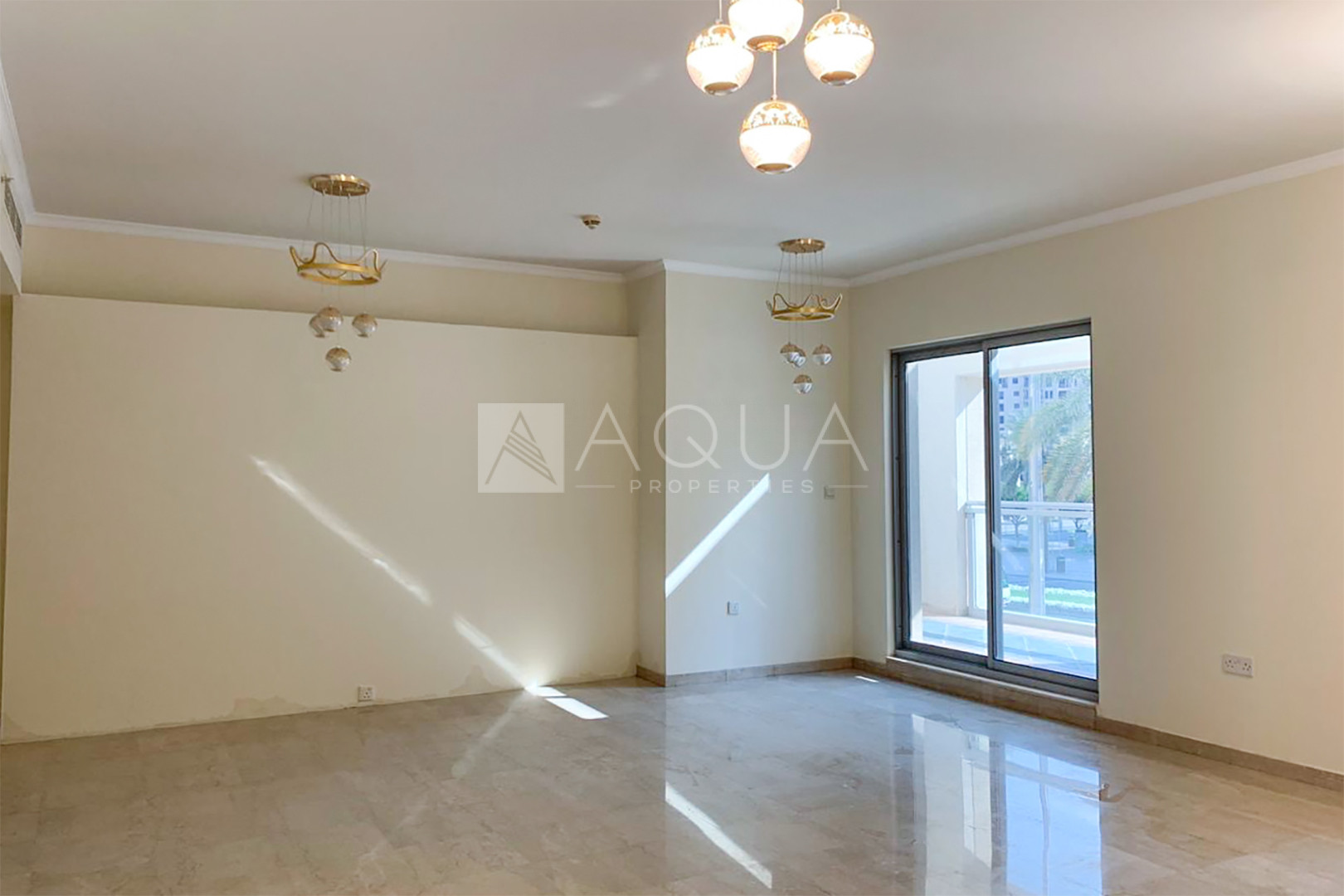 DOWNTOWN DUPLEX | HUGE LAYOUT | PRIVATE GARDEN